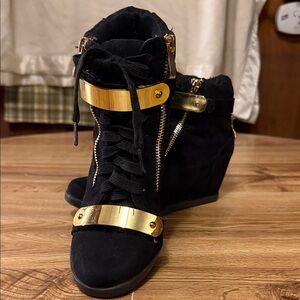 Forever sz 6 1/2 women’s wedge boots black